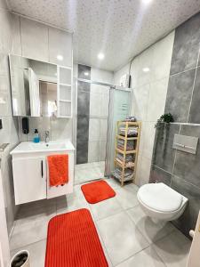 a bathroom with a toilet and a shower and a sink at Lüks Konforlu ve merkezi ev in Çiftlikköy