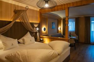a hotel room with a bed and a mirror at Hotel Hochfilzer in Ellmau