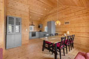 a kitchen and dining room with a table and chairs at Solstråle Hytte 6p in Vradal