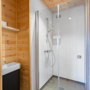 a bathroom with a shower and a sink at Solstråle Hytte 6p in Vradal