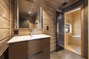 a bathroom with a sink and a mirror at Lothlórien Lodge 8p Sauna in Vradal