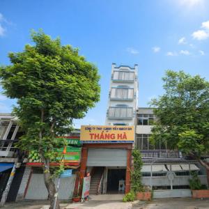 a building with a sign that reads thing ha at Thắng Hà Hotel in Ho Chi Minh City