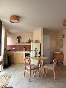 a kitchen with a table and chairs and a refrigerator at Suite ideal para escapadas romanticas in Bullas