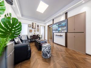 a living room with a couch and a tv at Annie Apartment 3204 River View -only 120 meters from Metro Line 2 Exit of Chuanxinggulou in Kunming