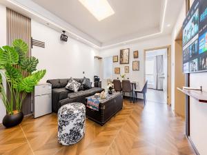 a living room with a couch and a table at Annie Apartment 3204 River View -only 120 meters from Metro Line 2 Exit of Chuanxinggulou in Kunming