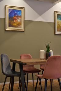 a dining room with a wooden table and chairs at Le Mura Minicase int 3 in Castelfranco Veneto