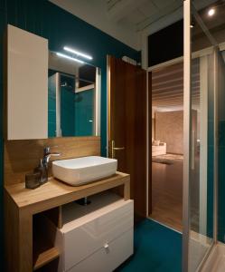 a bathroom with a sink and a mirror and a shower at Le Mura Minicase int 3 in Castelfranco Veneto +5 photos