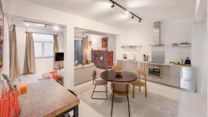 a kitchen and living room with a table and chairs at Cosy loft near City Centre, Terra CasaMia in Antwerp