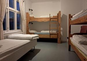 ein Zimmer mit zwei Etagenbetten und einem Fenster in der Unterkunft Rutsbrogården in Rutån