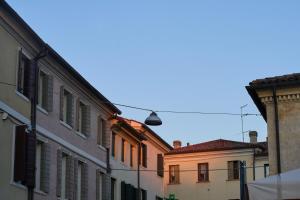 a group of buildings in a city with a street at Le Mura Minicase int 4 in Castelfranco Veneto