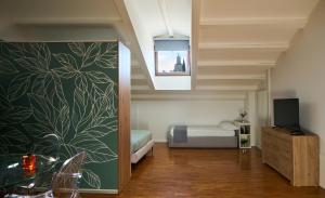 a bedroom with a bed and a tv in a room at Le Mura Minicase int 4 in Castelfranco Veneto