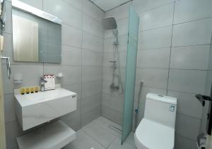 a bathroom with a shower and a toilet and a sink at Rose Holiday i3 روز هوليداي in Medina