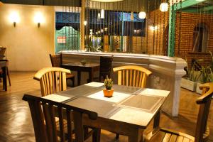 ein Restaurant mit Tischen, Stühlen und einer Bar in der Unterkunft Luna Leaf in Kandy