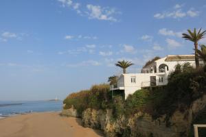 una casa en un acantilado junto a una playa en Capitaine Lucas, en Los Caños de Meca