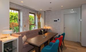 a living room with a couch and a table and chairs at SH Colón Valencia in Valencia