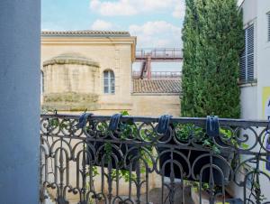 a black iron fence in front of a building at Vidéoprojecteur - Tout à pied - Centre - Balcon in Montpellier