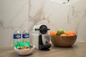 a coffee maker and a bowl of fruit on a counter at Vidéoprojecteur - Tout à pied - Centre - Balcon in Montpellier