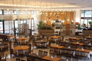 a restaurant with tables and chairs in a room at Pamukkale Kaya Termal Otel in Pamukkale