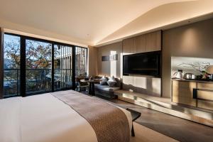a bedroom with a large bed and a television at cloud retreat·half an ocean hotel in Zhoushan +76 photos