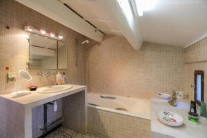 a bathroom with a sink and a bath tub at Mas des Côtes in Saint-Hippolyte-le-Graveyron +4 photos