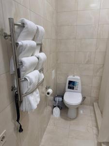 a small bathroom with a toilet and towels at Надія in Khlibodarske