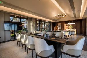 a dining room with a long table and chairs at cloud retreat·half an ocean hotel in Zhoushan
