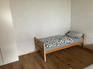 a small bed in a corner of a room at Ferienwohnung Forstwiese in Großrosseln