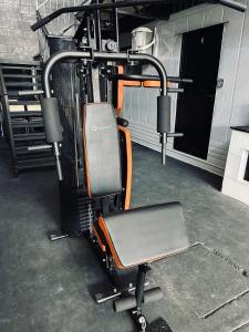 a gym with an empty bench in a room at AJL Hospedagem Container in Curitiba