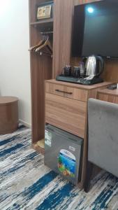 a box sitting on the floor in front of a desk at بيت سلسبيل- salsbil house in Medina