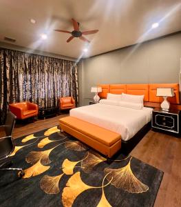 ein Schlafzimmer mit Bett und Deckenventilator in der Unterkunft Bedrock Hotel Ipoh in Ipoh