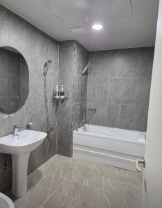 a bathroom with a sink and a bath tub and a toilet at 벨라지오호텔 in Sagog-yŏk