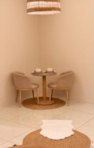 a table and two chairs in a room at نوليتا للشقق الفندقية in Abha
