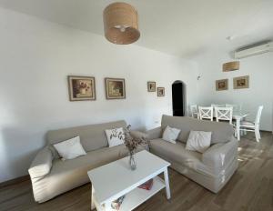 a living room with a couch and a table at Los Granainos in Arcos de la Frontera