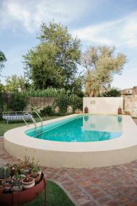 a swimming pool in a yard with a patio at VersionMoreno apart hotel in General Villegas