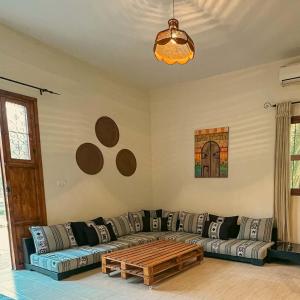 a living room with a couch and a coffee table at Sahara Lounge in Tozeur