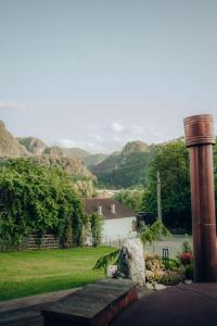 a view of a yard with mountains in the background at Casa Cheile Dâmbovicioarei - Cabana 3 in Podu Dîmboviţei +44 photos