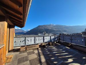 a balcony with a view of a mountain at Sublime appartement avec terrasse - Centre BSM in Bourg-Saint-Maurice