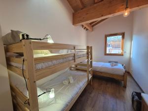 a bedroom with two bunk beds in a room at Sublime appartement avec terrasse - Centre BSM in Bourg-Saint-Maurice