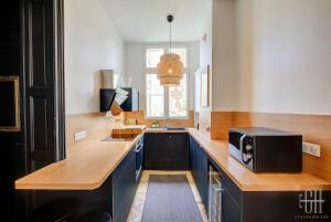 a kitchen with a counter top with a microwave at Spacieux Appartement - Type Haussmannien - Wifi in Tours +24 photos