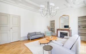 a white living room with a couch and a table at Spacieux Appartement - Type Haussmannien - Wifi in Tours