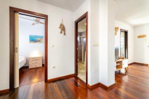 an empty room with a mirror and a bedroom at Atlantic View Apartment-El Rompido in El Rompido