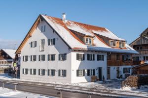 a white building with a red roof at Ferienwohnung Beim Paschamarte in Schwangau