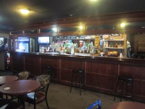 Lounge o bar area sa Battlefords Inn