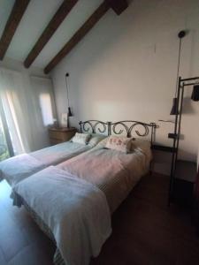 a bedroom with two beds in a room at Mirador Esperabán in Aldehuela