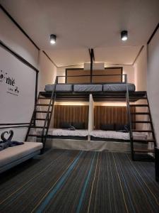 a room with two bunk beds in a room at Pool&chill kohlarn in Ko Larn