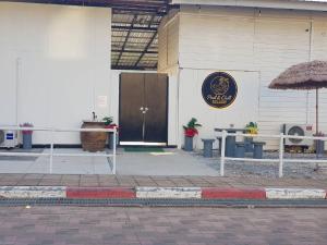 a building with a door and a table and umbrella at Pool&chill kohlarn in Ko Larn