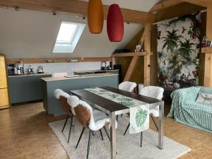 a kitchen and dining room with a table and chairs at Ölschnitzer Loft in Lampertswalde