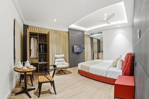 ein Schlafzimmer mit einem Bett, einem Tisch und einem Stuhl in der Unterkunft Hotel A Square Rivera in Salem + 26 Fotos