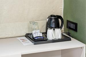 eine Kaffeemaschine auf einer Theke in einem Zimmer in der Unterkunft Hotel A Square Rivera in Salem