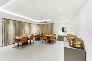 ein Esszimmer mit Tisch und Stühlen in der Unterkunft Hotel A Square Rivera in Salem